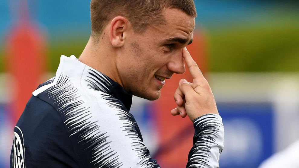 France&apos;s forward Antoine Griezmann gestures during a training session.