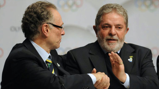 Lula da Silva junto a Carlos Nuzman, expresidente del Comit...