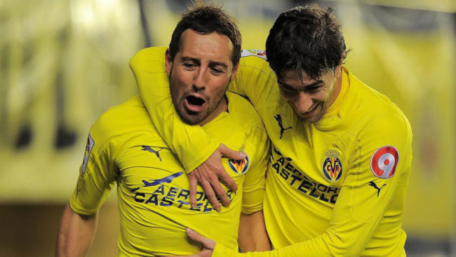 Santi Cazorla celebra un gol junto a Cani en su etapa en el...