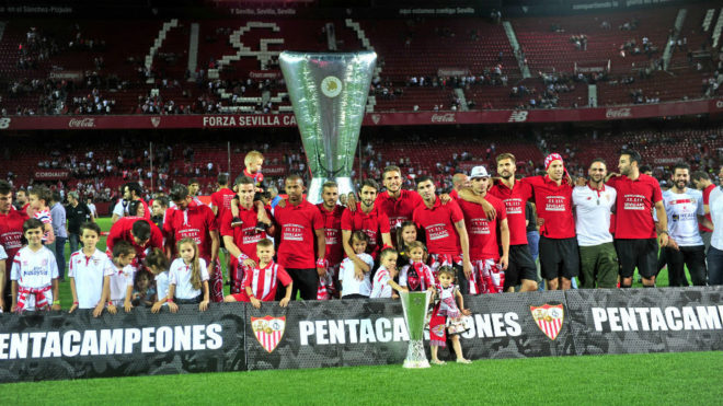 Los jugadores del Sevilla celebran su quinta Europa League.