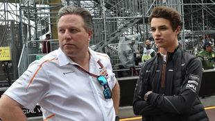 Zak Brown, CEO de McLaren, y Lando Norris, en la parrilla de salida...