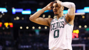 Jayson Tatum se lamenta tras la derrota de los Celtics en las Finales...