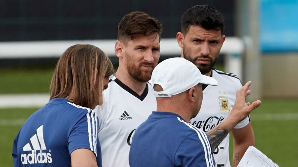 Messi and Agero with Argentin&apos;s main coach Jorge Sampaoli and...