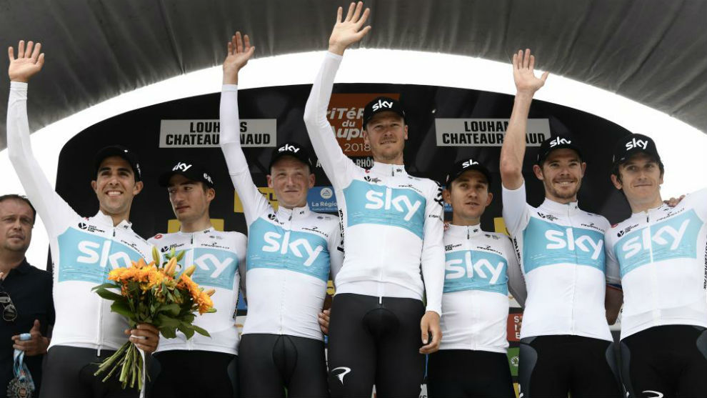 El equipo Sky celebrando en el podio su triunfo en la crono.
