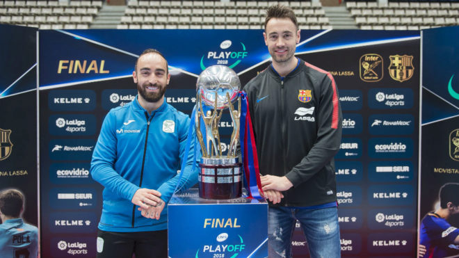 Ricardinho y Paco Sedano posan junto al trofeo de Liga.