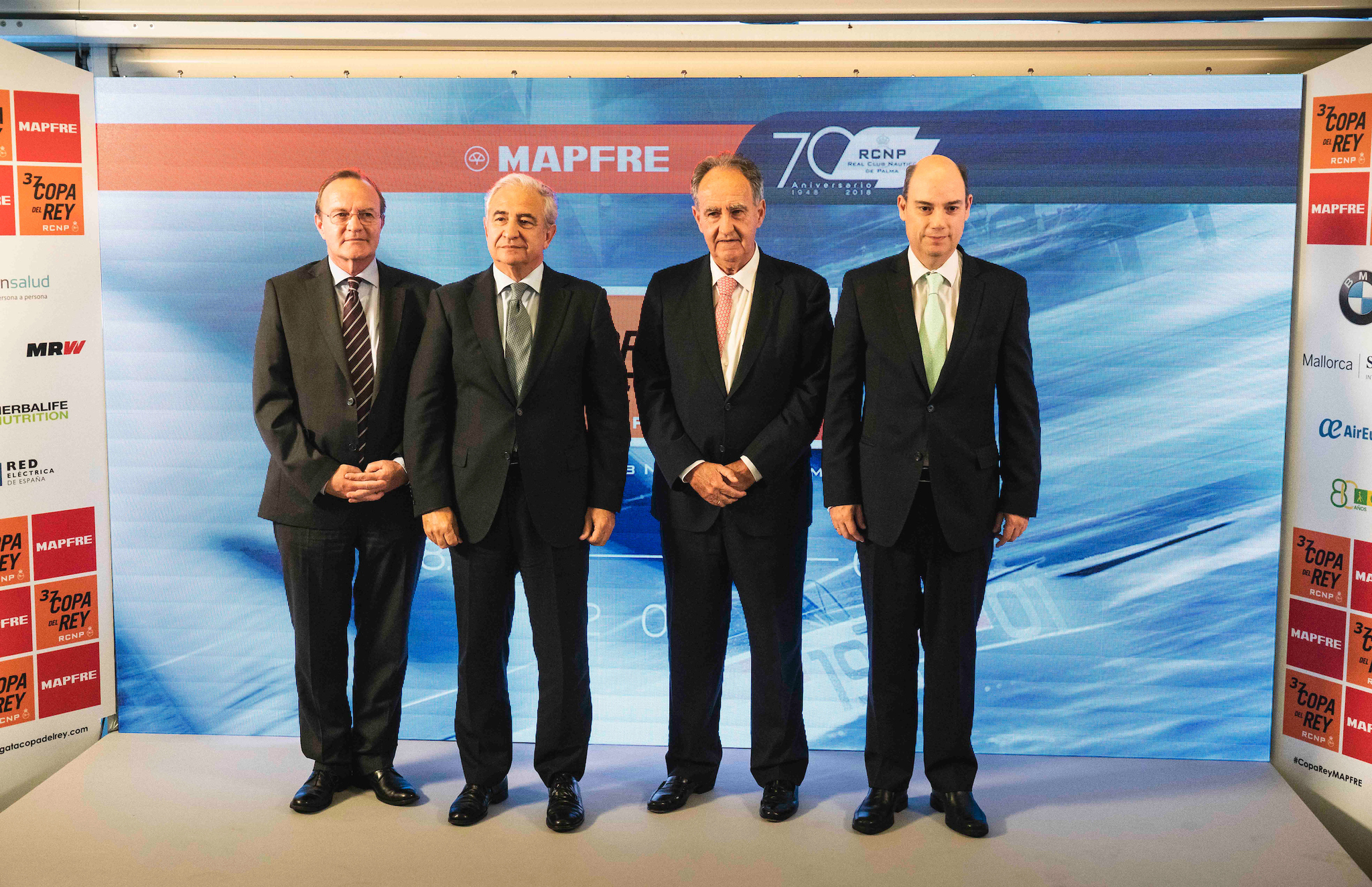 De izquierda a derecha:  Guenther Seemann, presidente ejecutivo de BMW...