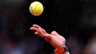 Lluvia sobre Rafa Nadal durante uno de sus servicios en Roland Garros