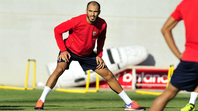 Pizarro, en un entrenamiento del Sevilla.