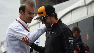 Fwernando Alonso saluda al ex piloto Emmanuele Pirro, en Montreal.