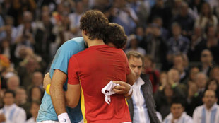 Rafael Nadal y Juan Martn del Potro se abrazan tras el encuentro que...