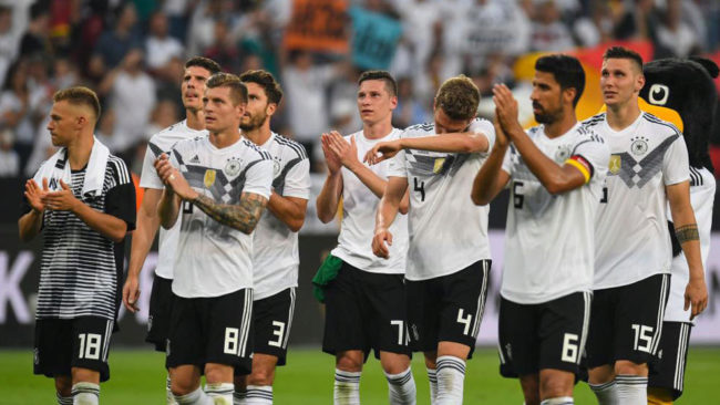 Los jugadores alemanes agradecen el apoyo de la aficin a la...