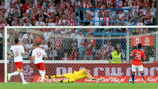 Instante del segundo gol de Polonia marcado por Piotr Zielinsk