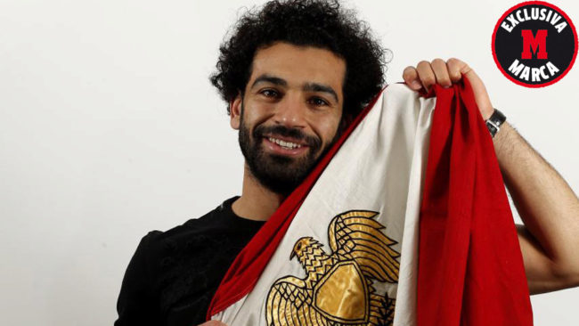 Salah posa para MARCA con la bandera de su pas