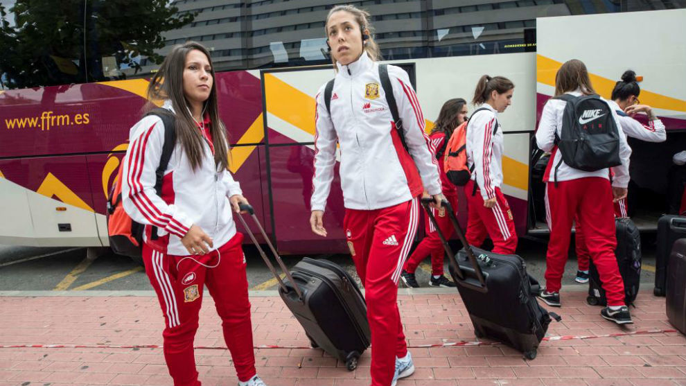 Las jugadoras de la seleccin espaola a su llegada a Murcia.