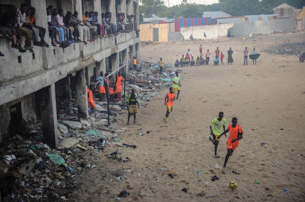 Niños jugando al fútbol en Mogadishu (Somalia)