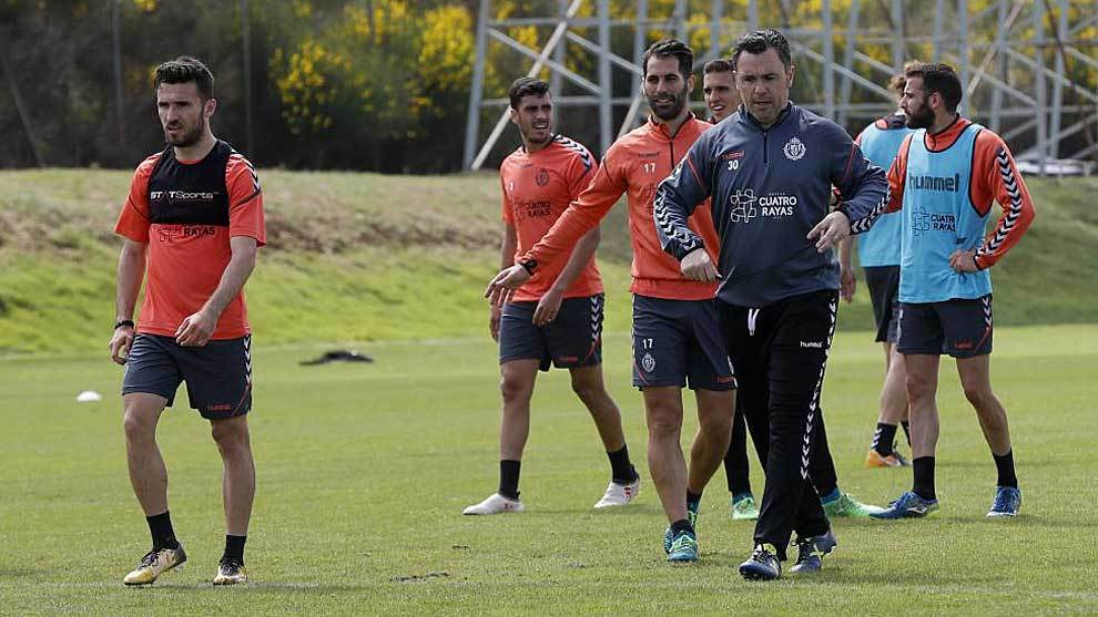 Sergio Gonzlez con sus jugadores en un entrenamiento reciente