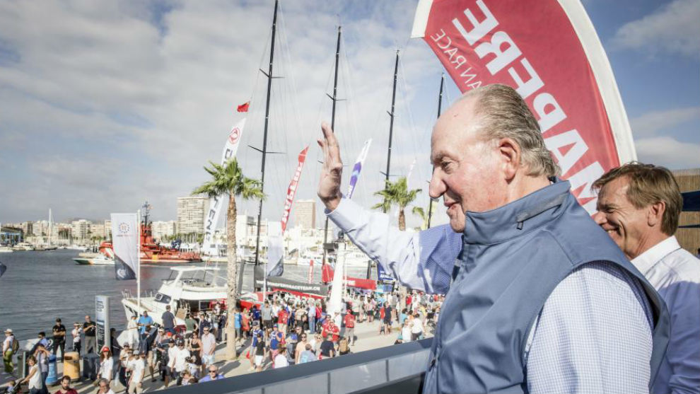 El Rey don Juan Carlos, saludando desde el barco de 'Mapfre'