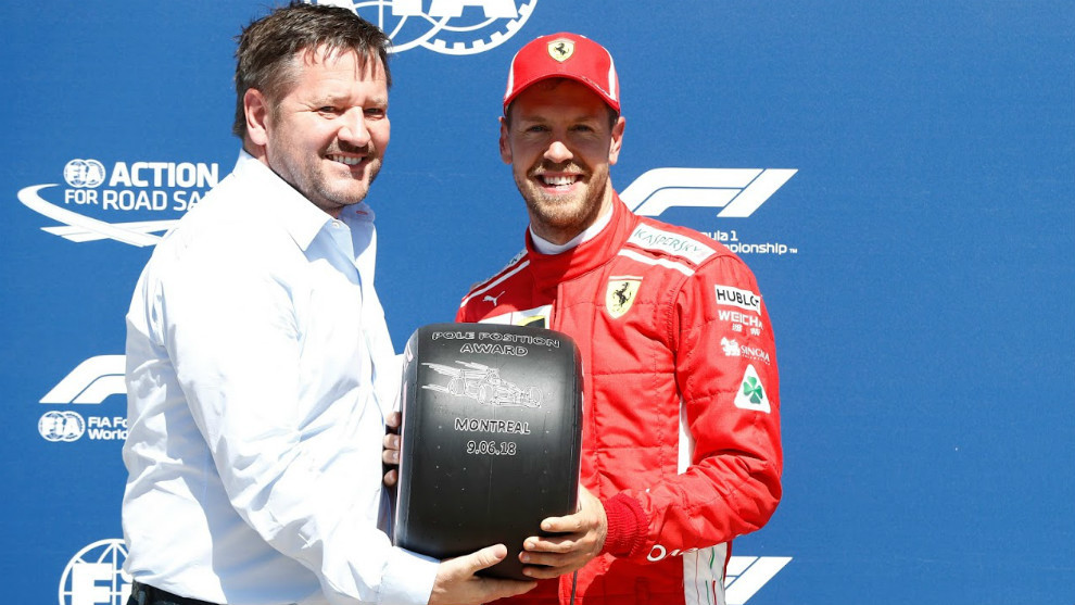 Sebastian Vettel, recibiendo el trofeo por la pole