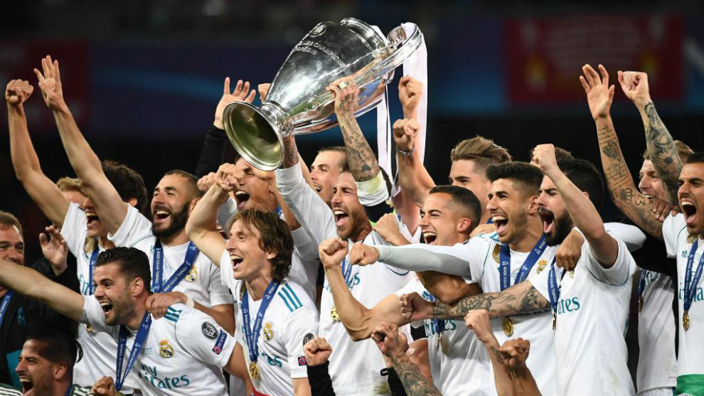 Los jugadores del Madrid celebran en Kiev la Decimotercera