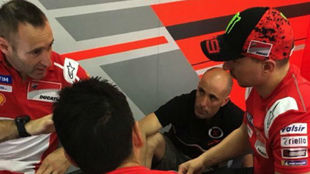 Debn, al fondo en el box de Ducati, con Lorenzo y Gabarrini.
