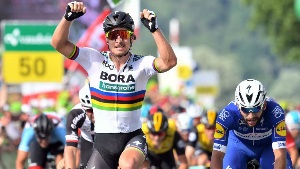 Sagan celebrando su triunfo en Suiza por delante de Gaviria.