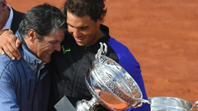 Toni Nadal junto a su sobrino en la final de Roland Garros del ao...