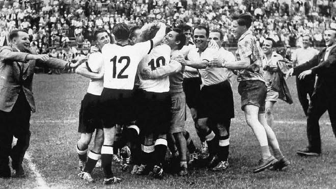 Los jugadores de la RFA se abrazan en Berna para celebrar la victoria en la final del Mundial.