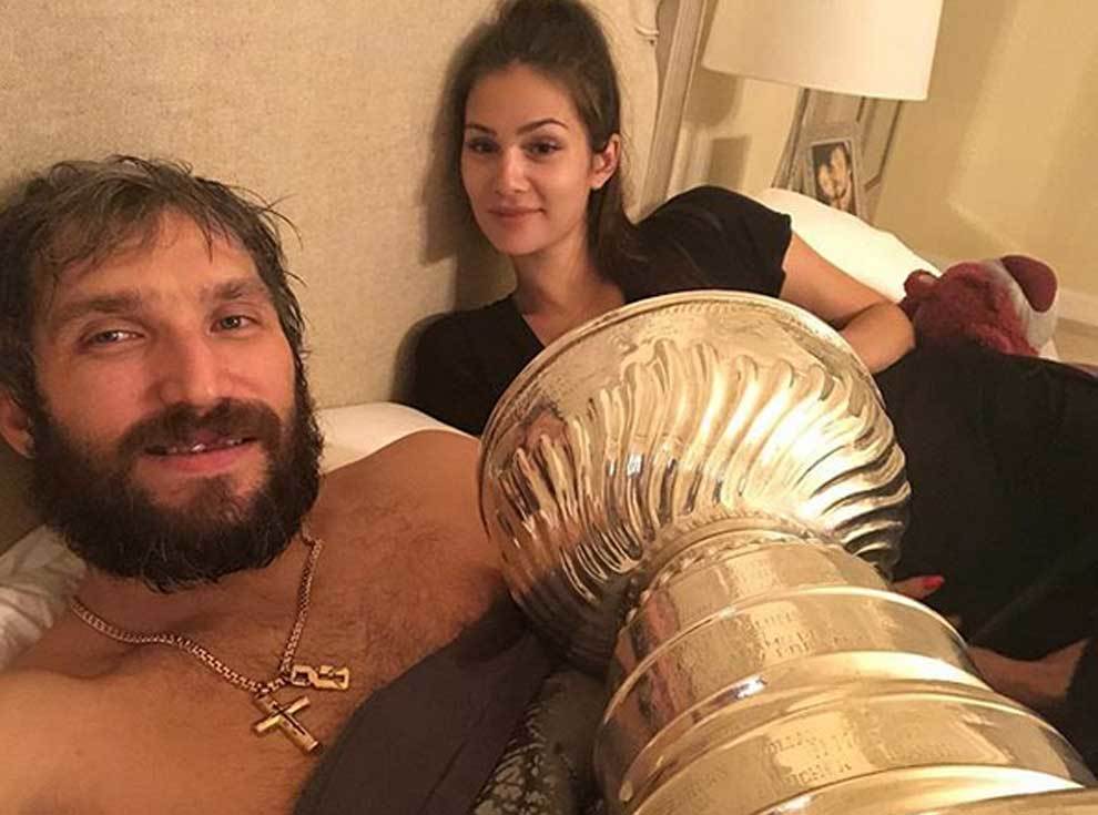 Nastasiya Ovechkina y Alexander Ovechkin con la Stanley Cup en su cama