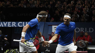 Nadal y Federer, durante un encuentro de dobles