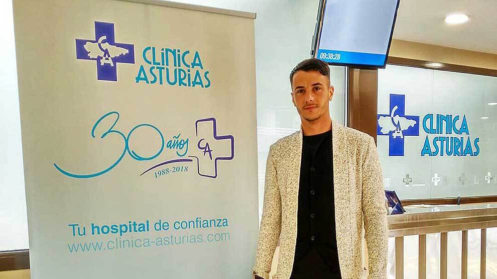 Sergio Tejera posa tras pasar el reconocimiento mdico con el Oviedo