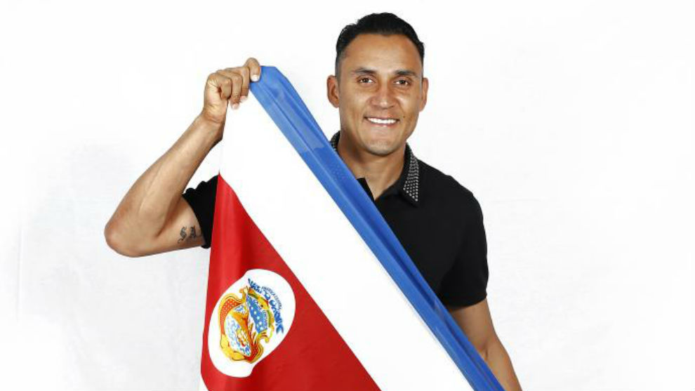 Keylor posa con la bandera de Costa Rica