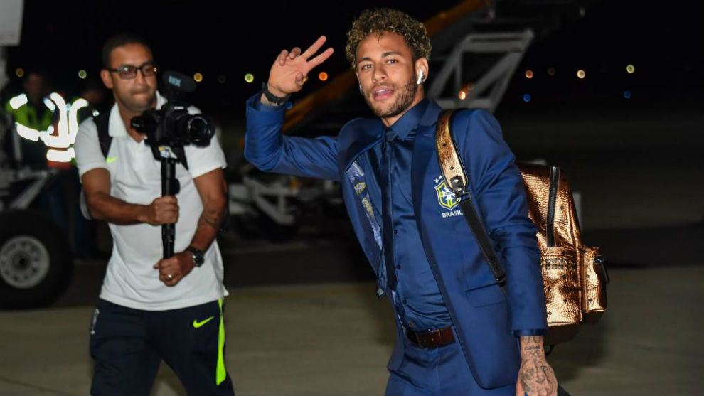 Neymar, a su llegada ayer a Rusia con su seleccin.