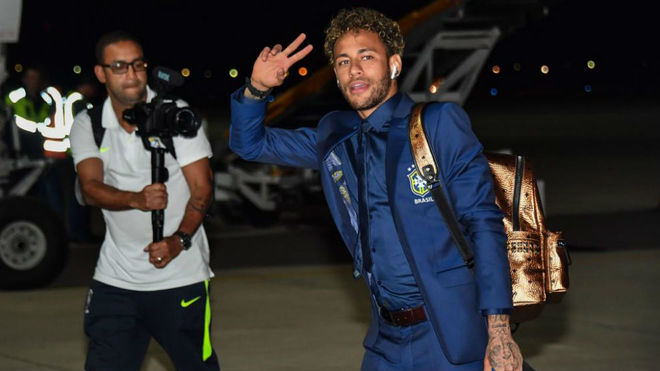 Neymar gestures upon the team&apos;s landing at Sochi airport