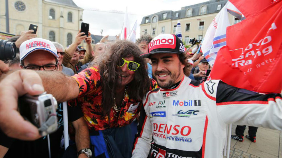 Alonso se hace una foto con un aficionado durante las verificaciones...