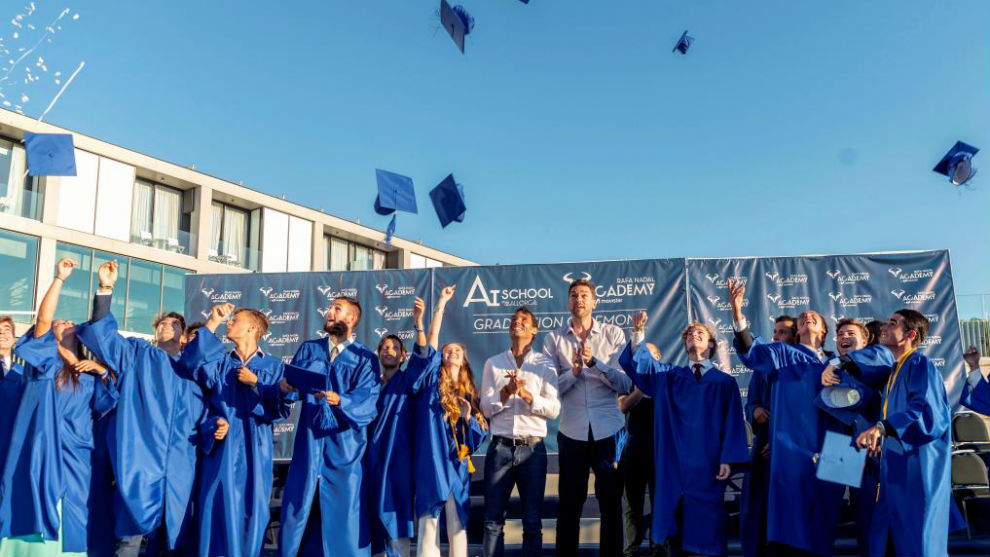 Rafa Nadal y Pau Gasol con los 17 alumnos que se graduaron