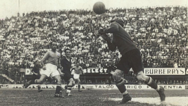 Zamora despeja un balón en el partido ante Italia en el Mundial de 1934.
