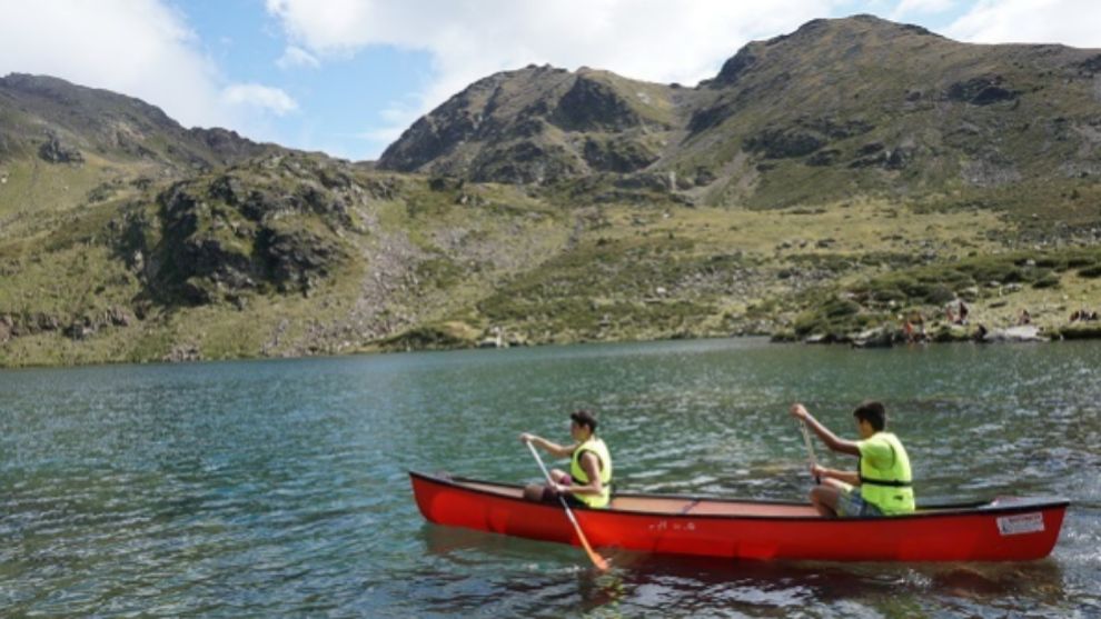 Excursiones en canoas en el Lago de Tristaina, uno de los atractivos...