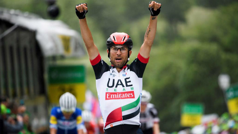 Diego Ulissi celebrando en meta su triunfo de etapa.