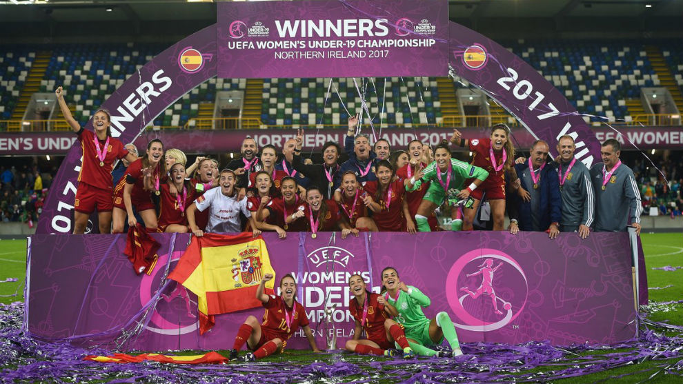 Las jugadoras de Espaa celebran la victoria en el Europeo Sub&apos;19 de...