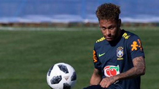 Neymar practice with the ball during a training session
