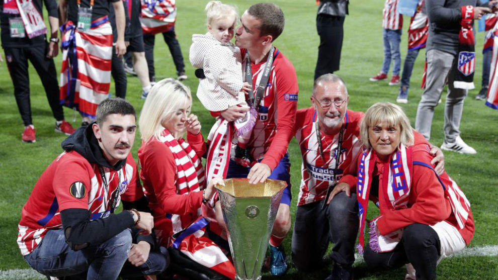 Griezmann, con Erika, su hija Mia, sus padres y su hermano Theo tras...