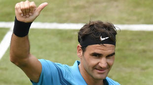 Roger Federer gesticula tras ganar un partido