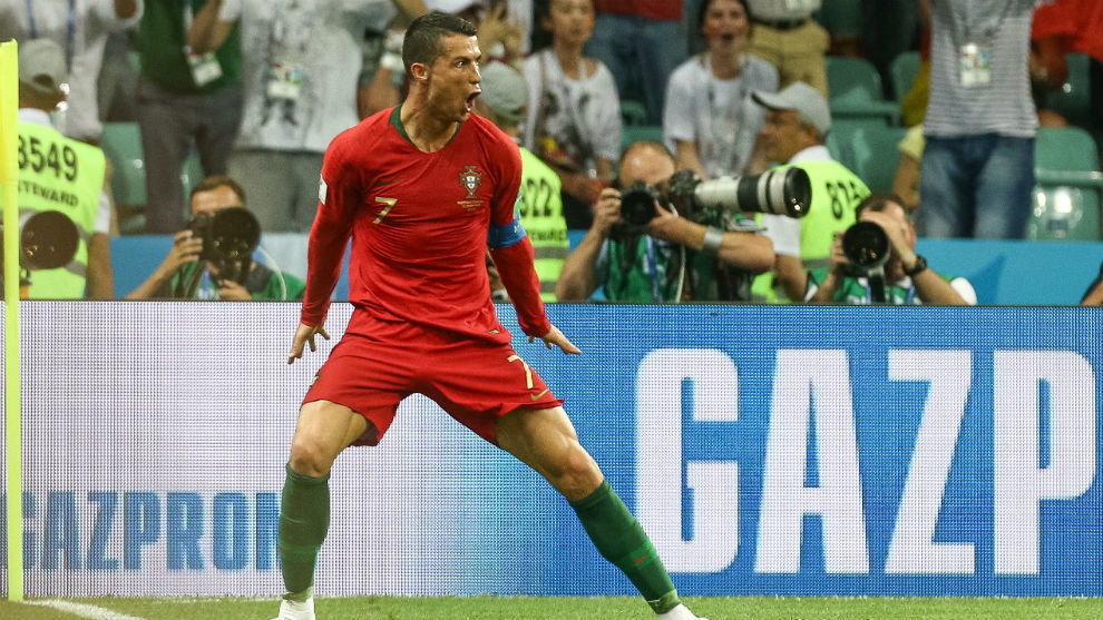 Cristiano celebra uno de sus goles del Portugal-Espaa