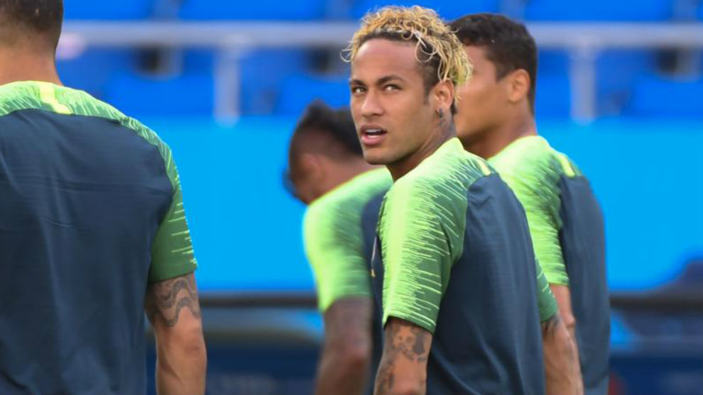 Neymar en el ltimo entrenamiento de Brasil con su nuevo peinado