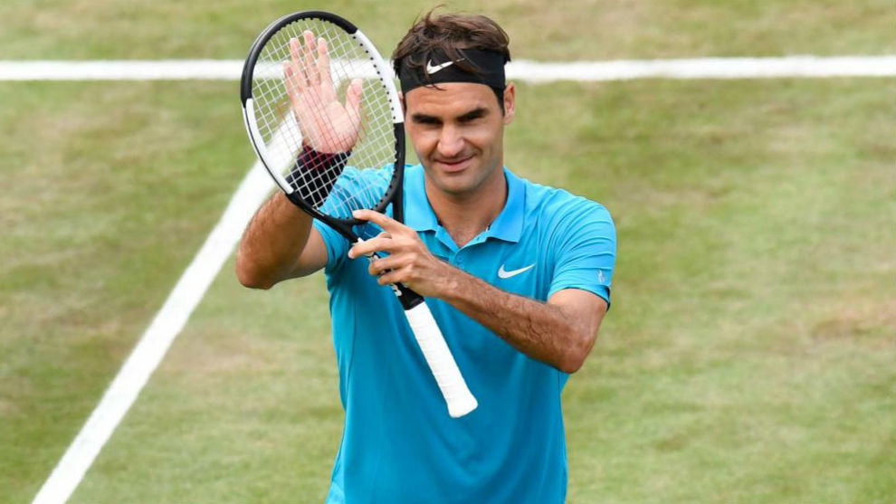 Federer aplaude a la grada