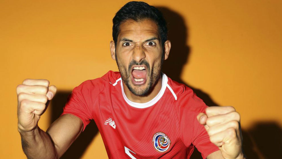 Celso Borges posa antes del debut de Costa Rica con la camiseta de su...