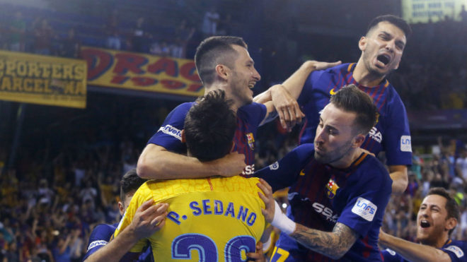 Los jugadores del Barcelona Lassa se abrazan tras lograr el triunfo.