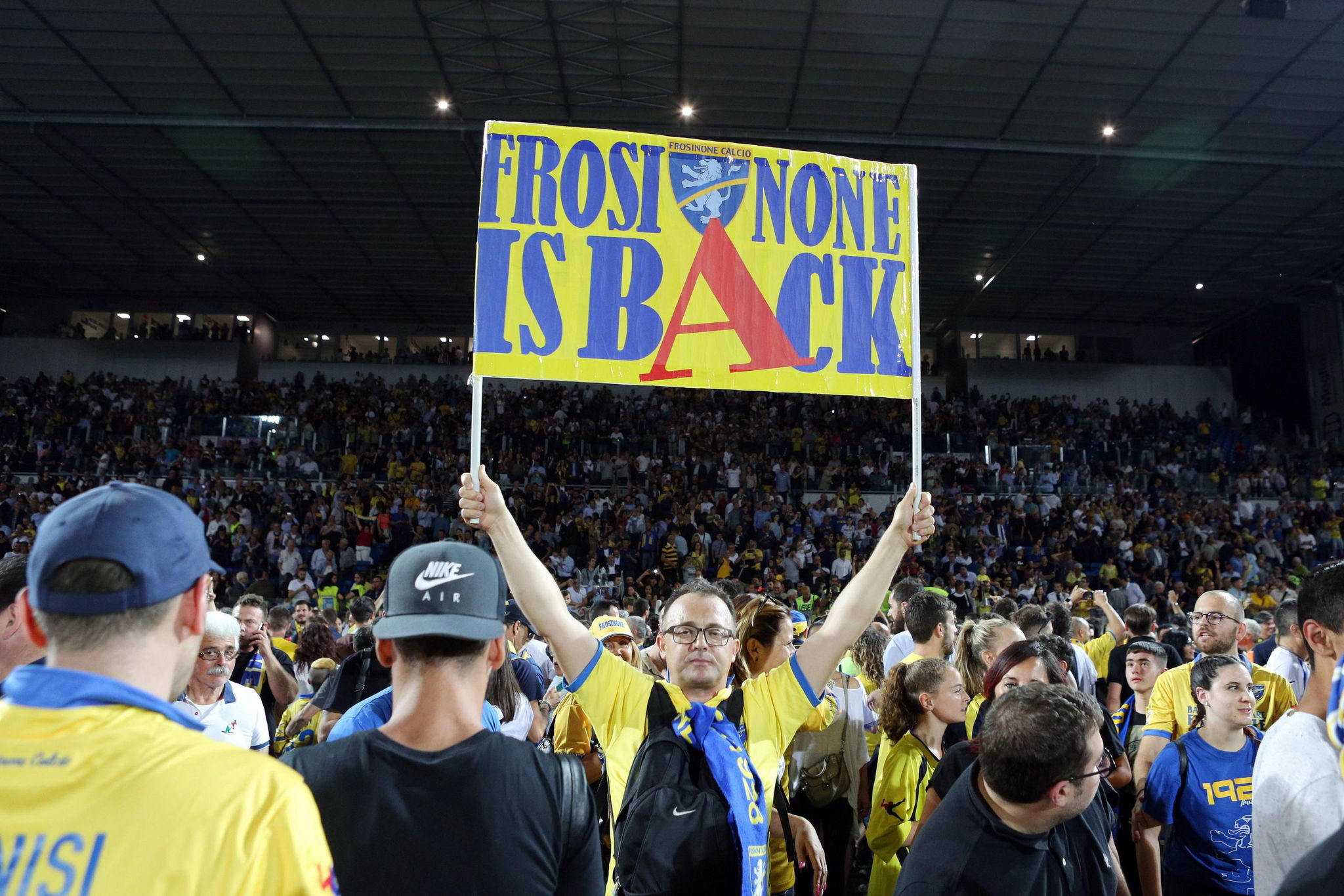 Un aficionado sostiene un estandarte con el lema: &quot;Frosinone ha...