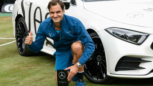 Federer, posa con el trofeo de campen
