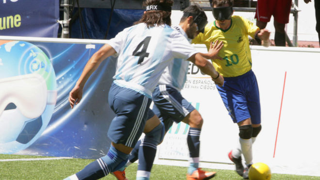 Dos jugadores argentinos tratan de parar a Ricardinho en la final